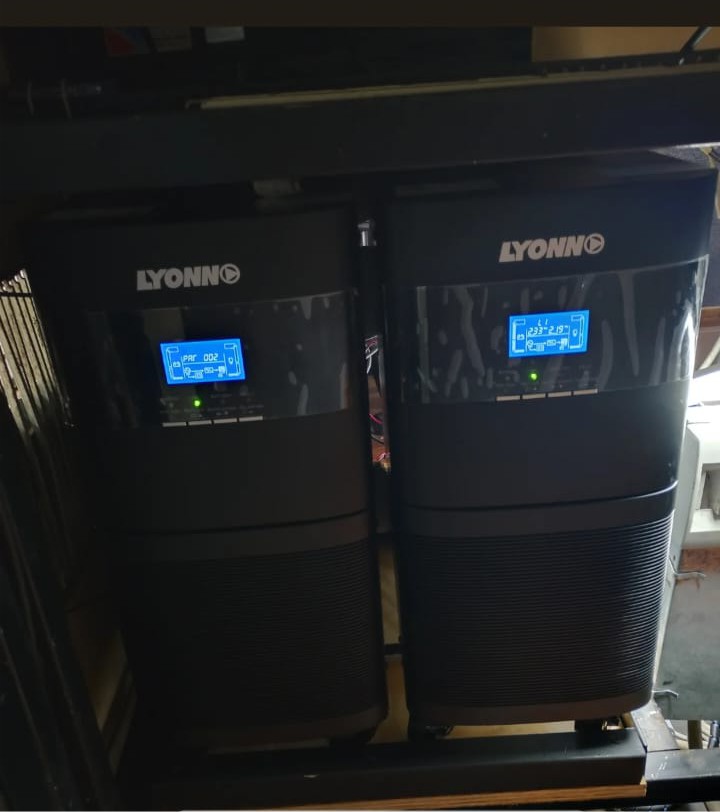 UPS marca Lyonn modelo ULT tri mono instalada en estudio de TV móvil